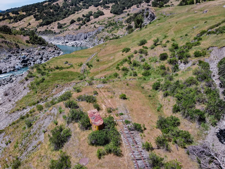 Here the railway is impacted by an earthflow, featuring lateral scarps, gullies, and high geomorphic activity.